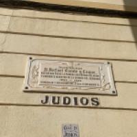 Street sign in Spanish which says "Street of the Jews"