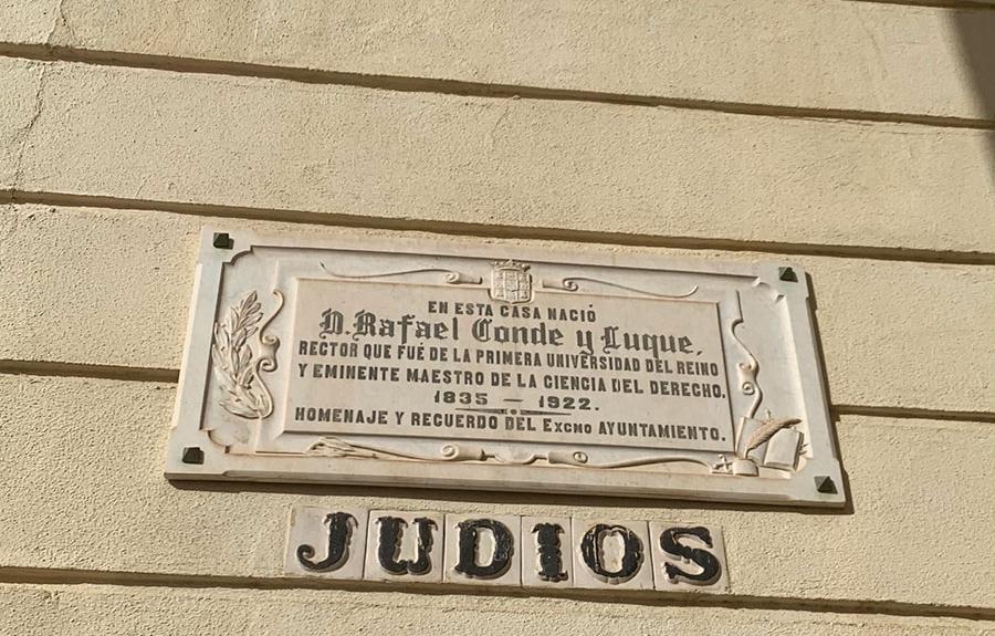 Street sign in Spanish which says "Street of the Jews"