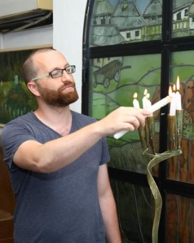 Itamar Haritan lighting memorial candles