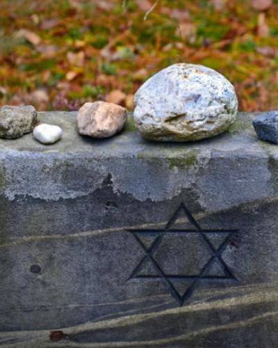 Star of David on tombstone